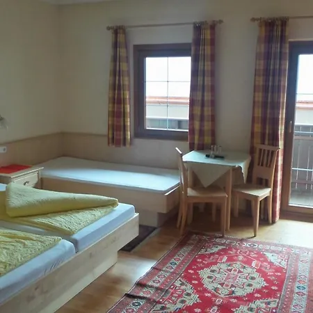 לינה וארוחת בוקר Hotel-garni Pramstraller מאיירהופן